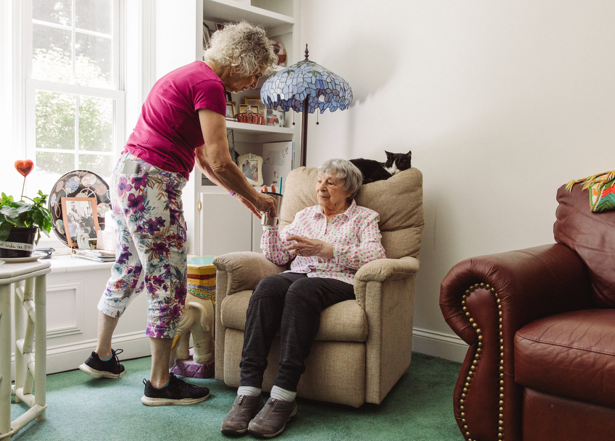 Pflegerische Tochter und Mutter