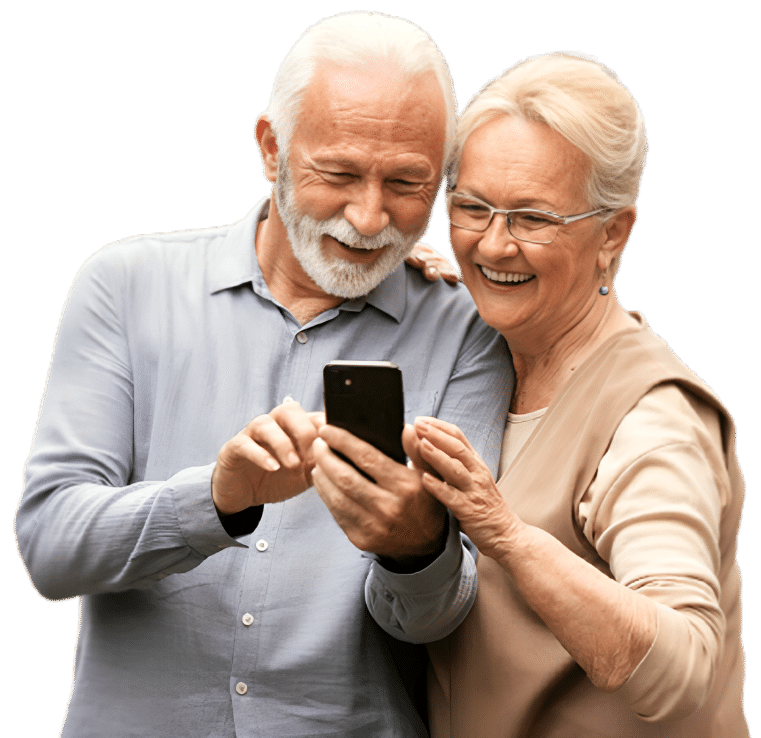 Großeltern schauen auf ein Handy-Display