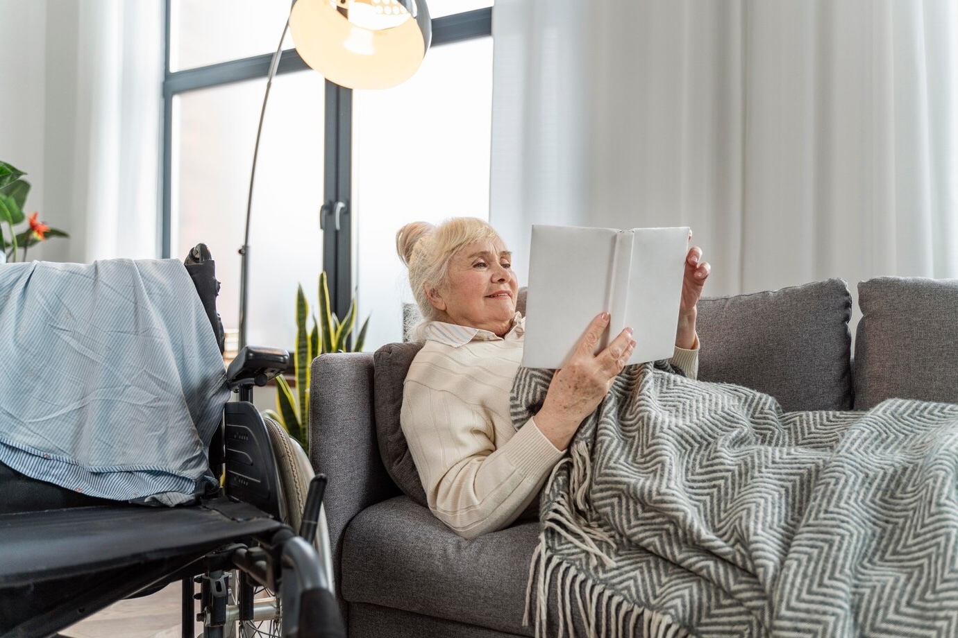 Ältere Dame liest ein Buch