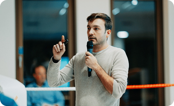 florian spricht bei einer Veranstaltung