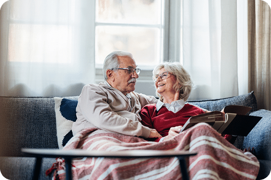 Ein älteres Paar im Wohnzimmer