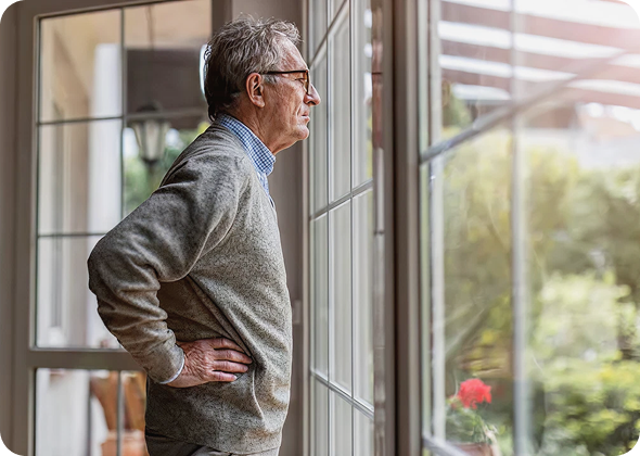 Mann am Fenster - Pflegevorsorge
