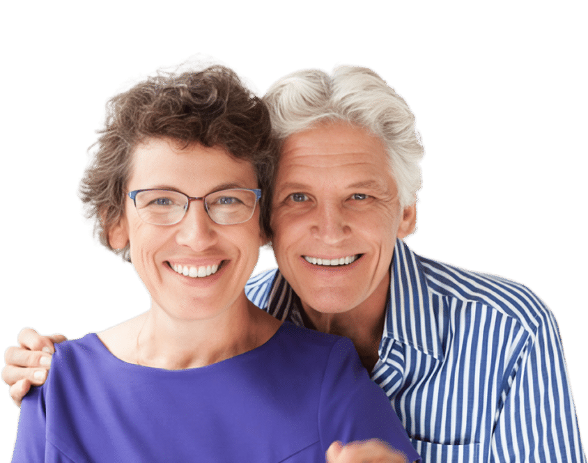 Eine mittelalte Frau und ein mittelalter Mann lächeln