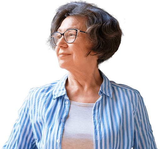 Ein älteres Paar umarmt sich und lächelt