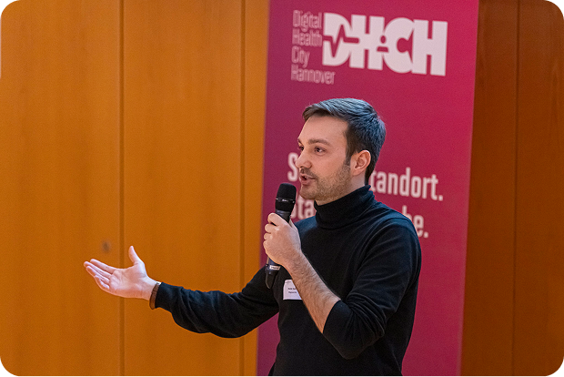 Florian hält ein Mikrofon