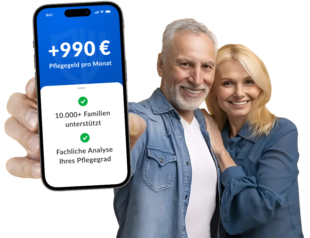 Ein älteres Ehepaar hält ein Handy hoch, auf dem 990 Euro angezeigt werden.