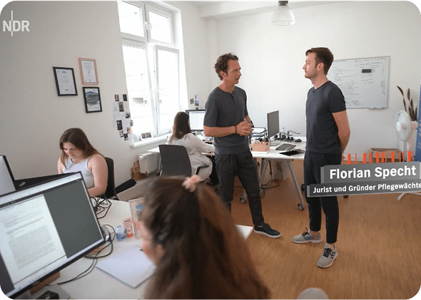 Ein Blick ins Büro von Pflegewächter mit dem Team