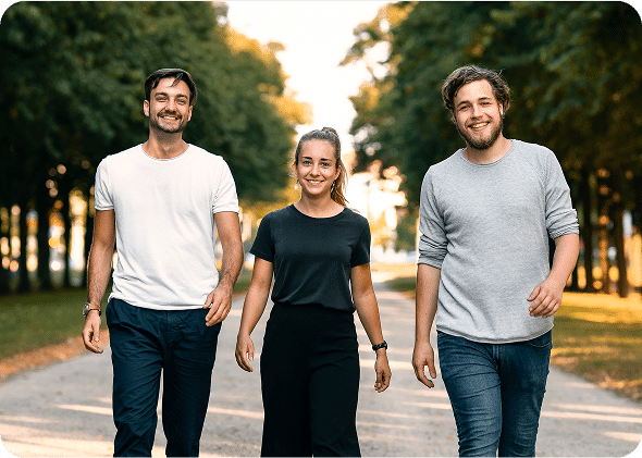 Das Pflegewächter Team geht einen Weg entlang