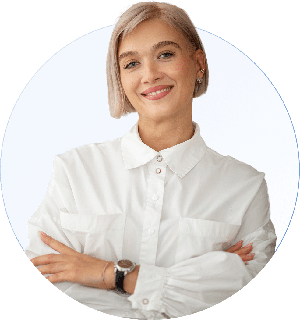 Eine junge Frau lächelt