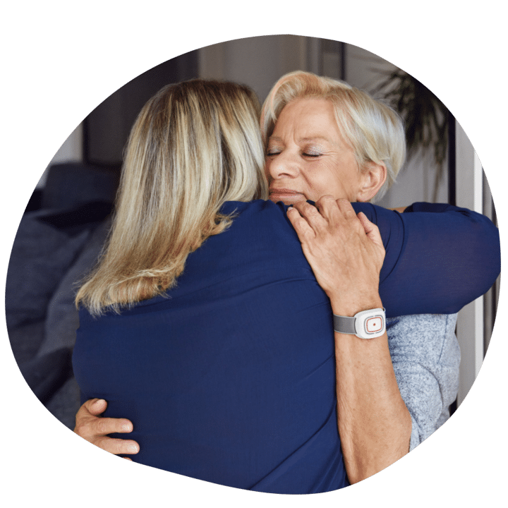 Zwei Frauen umarmen sich